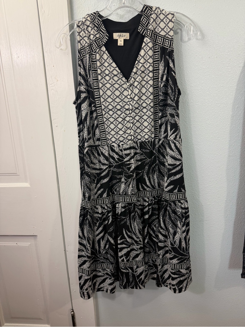 Style & Co. Black and White Sleeveless V-Neck Printed Midi Dress